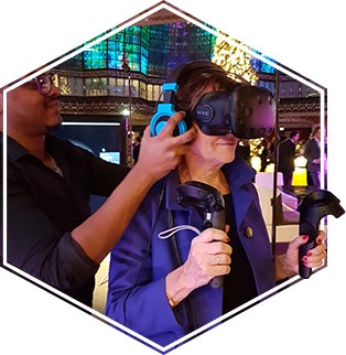 Participante d'une animation en réalité virtuelle lors d’un événement