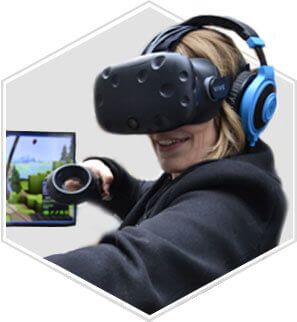 Un jeu en réalité virtuelle avec casque audio, masque VR et manettes