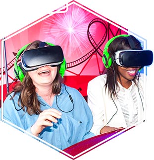 Deux participantes dans le simulateur VR de montagnes russes